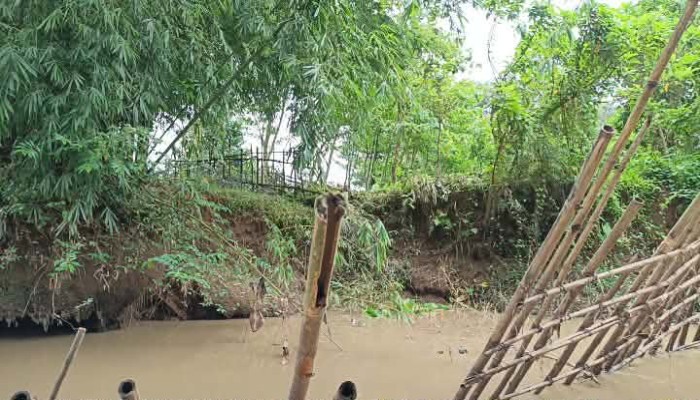 দোয়ারাবাজারে নদীভাঙনে অস্তিত্ব হারাচ্ছে কবরস্থান