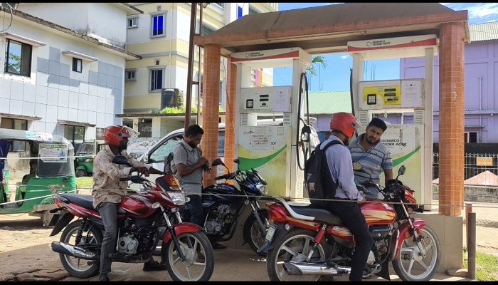 জ্বালানি তেলের দাম বাড়ায় জনসাধারণের ক্ষোভ