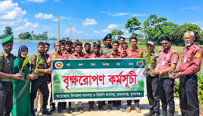 ‎বজ্রপাতের ঝুঁকি কমাতে হাওরের সড়কজুড়ে শতাধিক তালগাছের চারা রোপণ