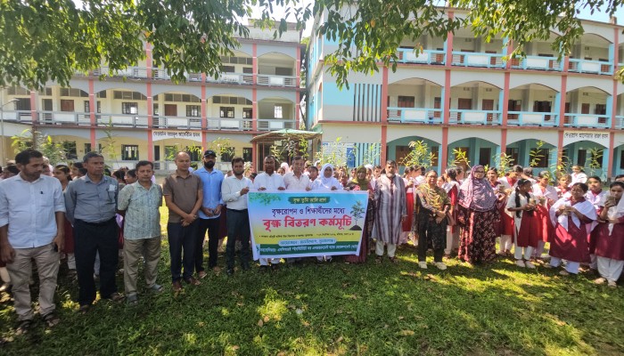 শিক্ষার্থীদের হাতে গাছ, সবুজের বার্তা ছড়াল জনউদ্যোগ