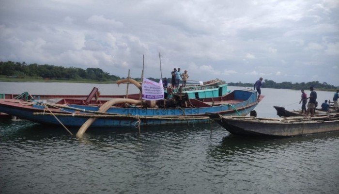 নজরদারি ফাঁকি দিয়ে কৌশলে বালু লুট