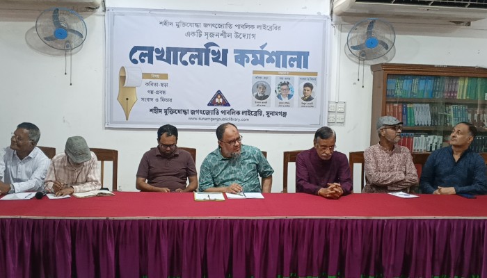 লেখালেখি কর্মশালায় জেলা প্রশাসক : লিখতে হলে পড়তে হবেই