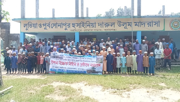 ইজারাবিহীন মরা চেলা নদীতে বালু লুটের প্রতিবাদে এলাকাবাসীর বিক্ষোভ