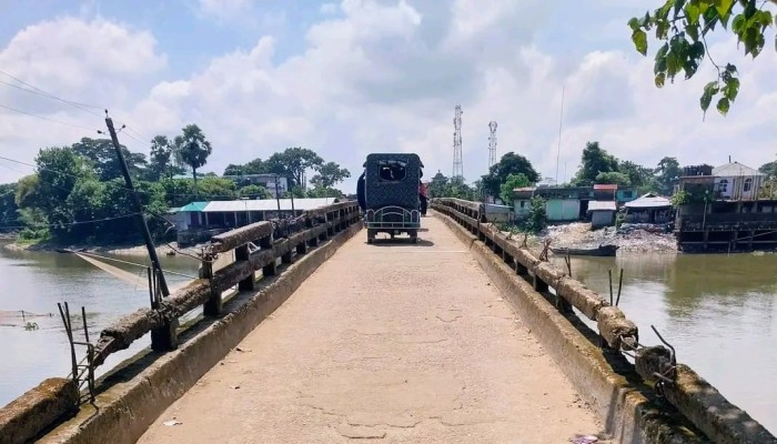 সরু সেতু যেন মৃত্যুফাঁদ, ভোগান্তিতে লক্ষাধিক মানুষ