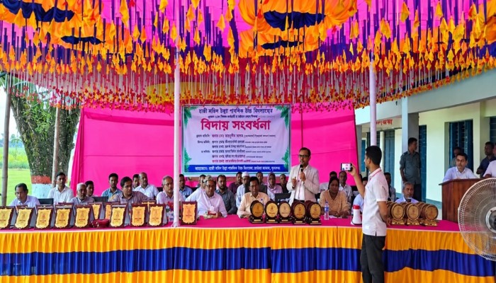 ১৮ জন শিক্ষক-কর্মচারীকে বিদায়ী সম্মাননা প্রদান