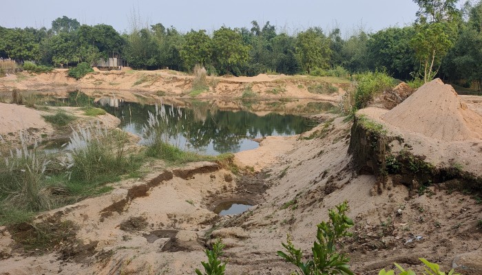 সড়কপথে পাচার হচ্ছে লুটের বালু, রাতের আঁধারে অর্ধশতাধিক যানবাহনে বালু পরিবহন, ভিডিও ধারণ করায় সাংবাদিককে হেনস্তা