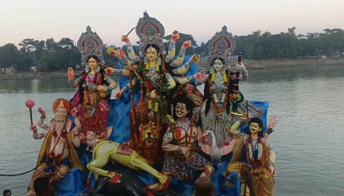 বিসর্জনের মধ্য দিয়ে শেষ হল শারদীয় দুর্গোৎসব