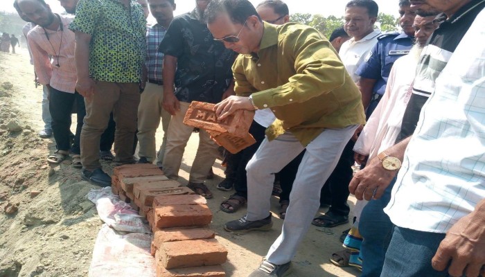 সেতু নির্মাণে নিম্নমানের সামগ্রী দেখে কাজ বন্ধ রাখার নির্দেশ দিলেন এমপি কামরুল